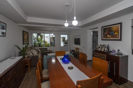 Casa à venda com 210m², 6 quartos e 2 vagas Casa à venda com 210m², 6 quartos e 2 vagasSala