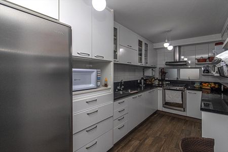 Casa à venda com 210m², 6 quartos e 2 vagas Casa à venda com 210m², 6 quartos e 2 vagasCozinha