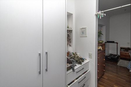 Casa à venda com 210m², 6 quartos e 2 vagas Casa à venda com 210m², 6 quartos e 2 vagasCloset da Suíte 3