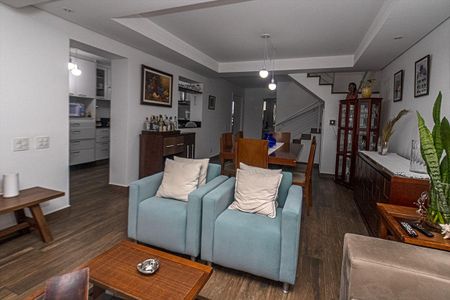 Casa à venda com 210m², 6 quartos e 2 vagas Casa à venda com 210m², 6 quartos e 2 vagasSala