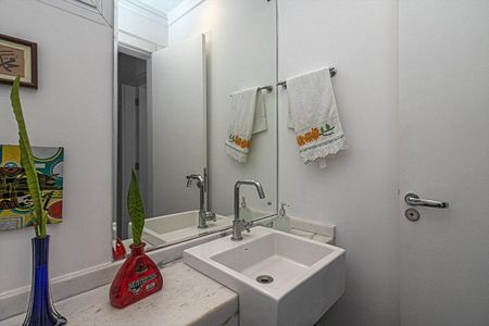 Casa à venda com 210m², 6 quartos e 2 vagas Casa à venda com 210m², 6 quartos e 2 vagasLavabo