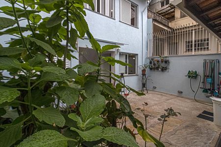 Casa à venda com 210m², 6 quartos e 2 vagas Casa à venda com 210m², 6 quartos e 2 vagasQuintal