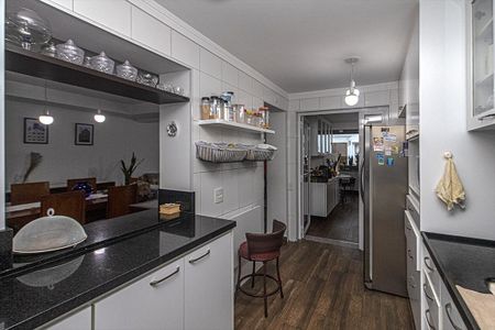 Casa à venda com 210m², 6 quartos e 2 vagas Casa à venda com 210m², 6 quartos e 2 vagasCozinha