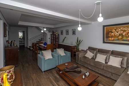 Casa à venda com 210m², 6 quartos e 2 vagas Casa à venda com 210m², 6 quartos e 2 vagasSala