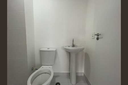 Apartamento para alugar com 33m², 2 quartos e sem vaga Apartamento para alugar com 33m², 2 quartos e sem vagaBanheiro Social