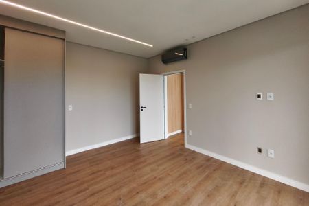 Casa de condomínio à venda com 313m², 4 quartos e 4 vagasSuíte