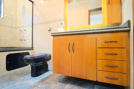 Casa à venda com 300m², 4 quartos e 4 vagasBanheiro da Suíte 2