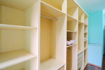 Casa à venda com 300m², 4 quartos e 4 vagasCloset da Suíte 3