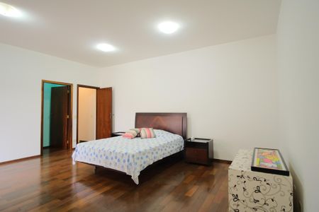 Casa à venda com 300m², 4 quartos e 4 vagasSuíte 3