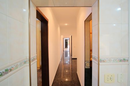 Casa à venda com 300m², 4 quartos e 4 vagasCorredor