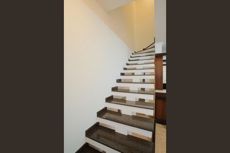 Casa à venda com 300m², 4 quartos e 4 vagasEscada