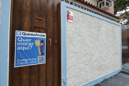 Casa de condomínio à venda com 268m², 3 quartos e 2 vagas Casa de condomínio à venda com 268m², 3 quartos e 2 vagasFachada
