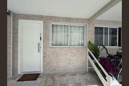 Casa à venda com 127m², 3 quartos e 1 vaga Casa à venda com 127m², 3 quartos e 1 vagaFachada