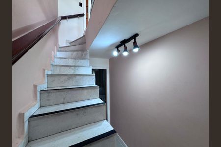 Casa à venda com 127m², 3 quartos e 1 vaga Casa à venda com 127m², 3 quartos e 1 vagaEscada