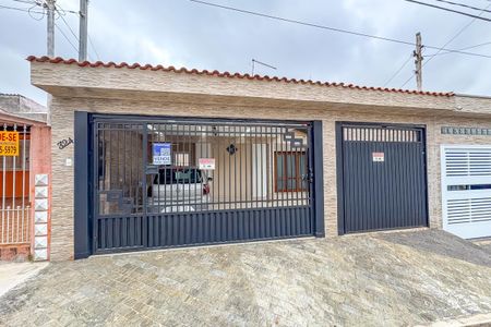 Casa à venda com 240m², 3 quartos e 3 vagas Casa à venda com 240m², 3 quartos e 3 vagasFachada