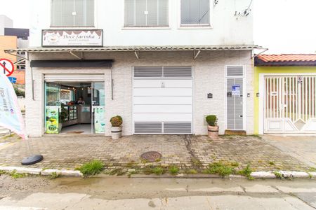 Casa para alugar com 100m², 2 quartos e 1 vagaFachada + Placa