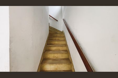 Casa à venda com 125m², 4 quartos e 2 vagas Casa à venda com 125m², 4 quartos e 2 vagasEscada