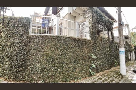 Casa à venda com 125m², 4 quartos e 2 vagas Casa à venda com 125m², 4 quartos e 2 vagasFachada