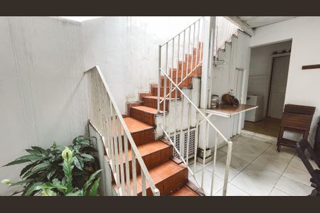Casa à venda com 125m², 4 quartos e 2 vagas Casa à venda com 125m², 4 quartos e 2 vagasEscada