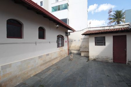 Casa à venda com 411m², 3 quartos e 3 vagasQuintal dos Fundos