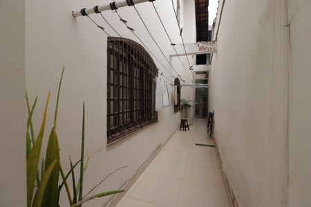 Casa à venda com 239m², 3 quartos e 5 vagasCorredor externo