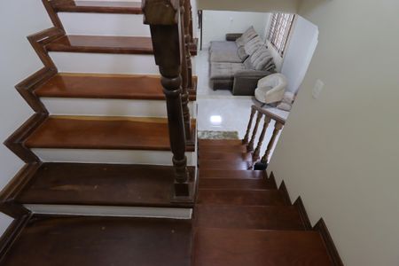 Casa à venda com 239m², 3 quartos e 5 vagasEscada