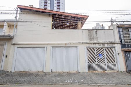 Casa à venda com 143m², 2 quartos e 3 vagas Casa à venda com 143m², 2 quartos e 3 vagasFachada