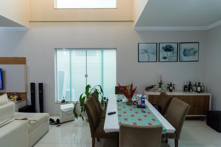 Casa de condomínio para alugar com 250m², 4 quartos e 4 vagasSala