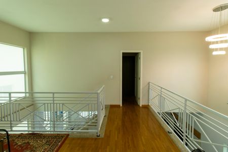 Casa de condomínio para alugar com 250m², 4 quartos e 4 vagasCorredor