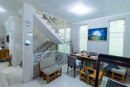 Casa de condomínio para alugar com 250m², 4 quartos e 4 vagasSala