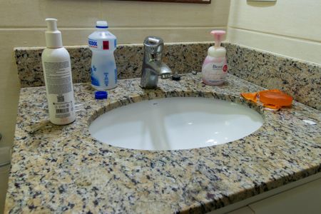 Casa de condomínio para alugar com 250m², 4 quartos e 4 vagasBanheiro da Suíte 2