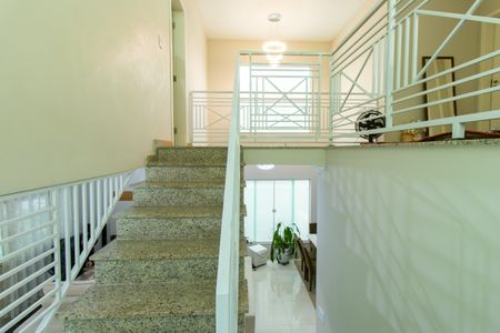 Casa de condomínio para alugar com 250m², 4 quartos e 4 vagasEscadas entre andares