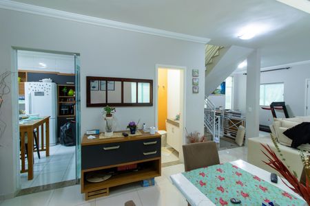 Casa de condomínio para alugar com 250m², 4 quartos e 4 vagasSala