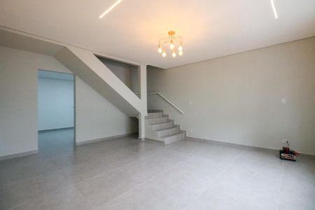 Casa à venda com 140m², 3 quartos e 2 vagas Casa à venda com 140m², 3 quartos e 2 vagasSala