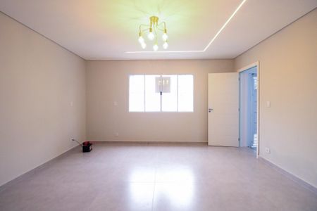 Casa à venda com 140m², 3 quartos e 2 vagas Casa à venda com 140m², 3 quartos e 2 vagasSala