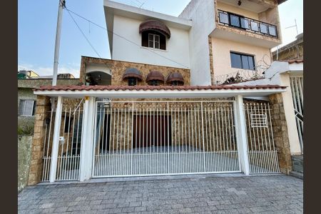 Casa à venda com 200m², 3 quartos e 4 vagas Casa à venda com 200m², 3 quartos e 4 vagasFachada