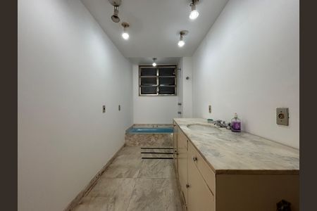 Apartamento à venda com 285m², 4 quartos e 3 vagasBanheiro da Suíte 2