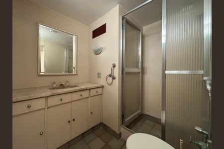 Apartamento à venda com 285m², 4 quartos e 3 vagasBanheiro da Suíte 1