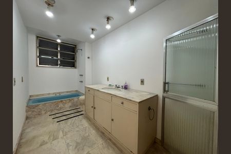 Apartamento à venda com 285m², 4 quartos e 3 vagasBanheiro da Suíte 2