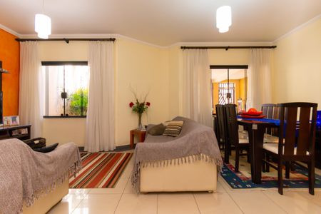 Casa à venda com 200m², 4 quartos e 2 vagasSala