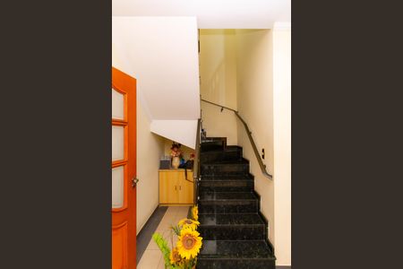 Casa à venda com 200m², 4 quartos e 2 vagasEscada