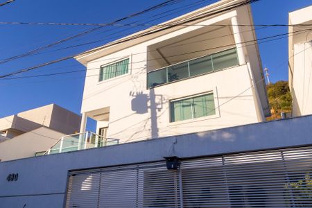 Casa para alugar com 400m², 3 quartos e 2 vagasFachada