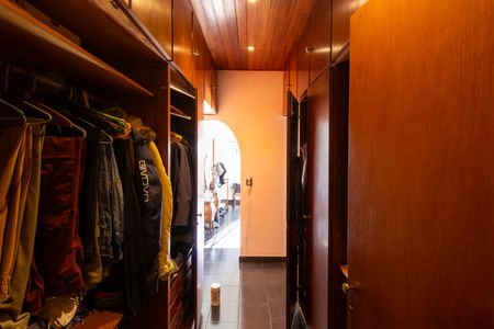 Casa de condomínio para alugar com 900m², 5 quartos e 6 vagas Casa de condomínio para alugar com 900m², 5 quartos e 6 vagasCloset da suíte 3