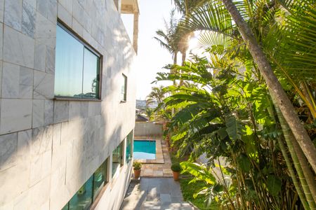 Casa de condomínio para alugar com 900m², 5 quartos e 6 vagas Casa de condomínio para alugar com 900m², 5 quartos e 6 vagasÁrea externa