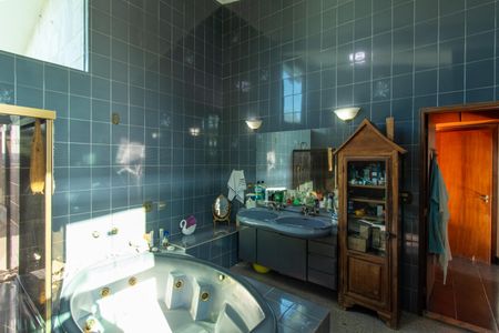 Casa de condomínio para alugar com 900m², 5 quartos e 6 vagas Casa de condomínio para alugar com 900m², 5 quartos e 6 vagasBanheiro da Suíte 3