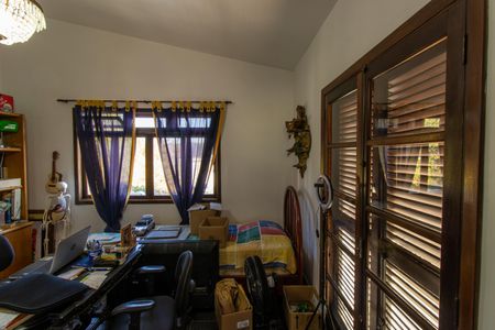 Casa de condomínio para alugar com 900m², 5 quartos e 6 vagas Casa de condomínio para alugar com 900m², 5 quartos e 6 vagasEscritório da suíte 3