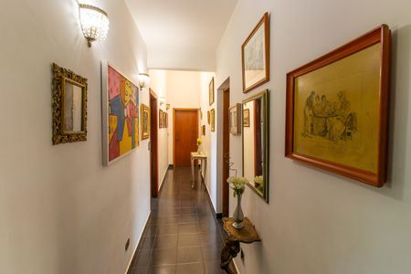 Casa de condomínio para alugar com 900m², 5 quartos e 6 vagas Casa de condomínio para alugar com 900m², 5 quartos e 6 vagasCorredor andar superior