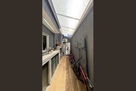 Casa à venda com 200m², 3 quartos e 2 vagasCorredor - Quintal