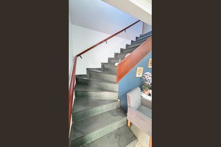 Casa à venda com 200m², 3 quartos e 2 vagasEscada