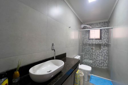 Casa à venda com 148m², 3 quartos e 2 vagas Casa à venda com 148m², 3 quartos e 2 vagasBanheiro Social